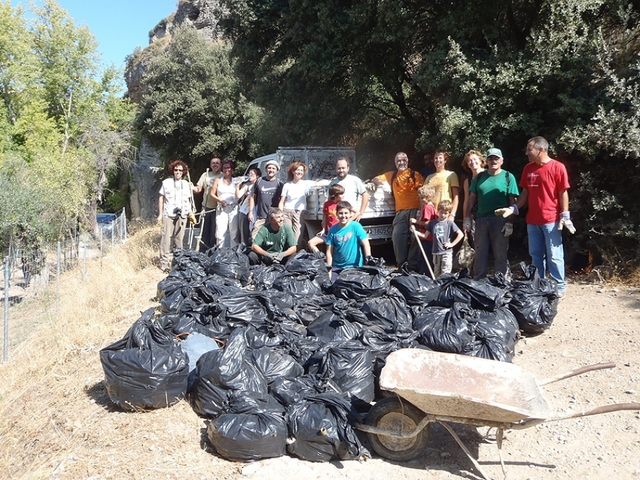 Veinticinco voluntarios han participado en las tareas de limpieza.