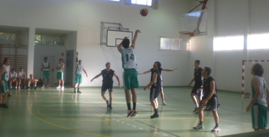 Lanzamiento a canasta de Lesmes, máximo anotador del encuentro.