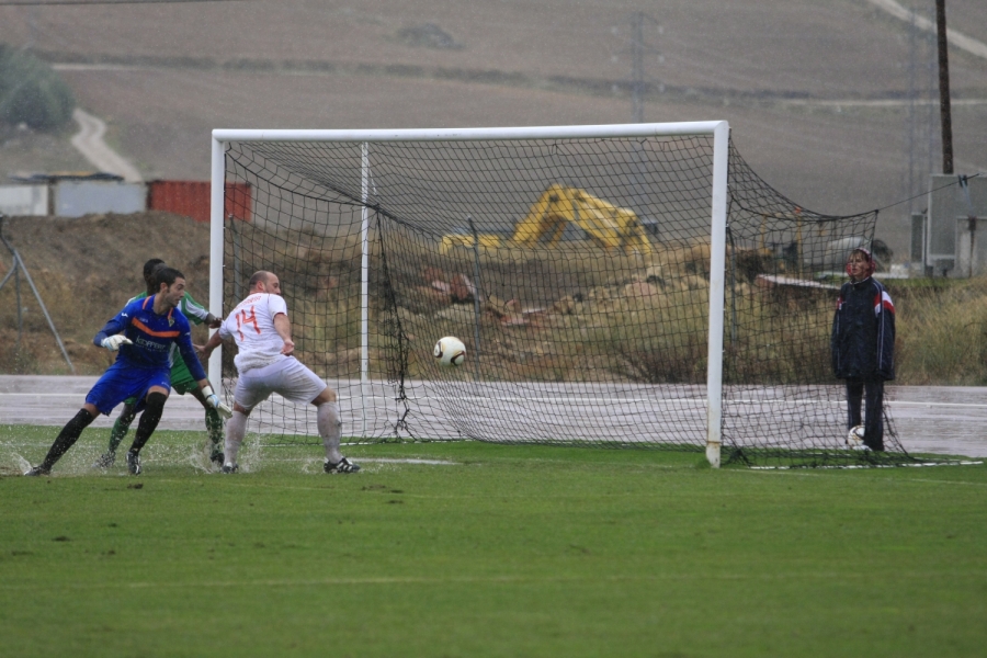 El terreno de juego presentó su peor cara a consecuencia de las lluvias.