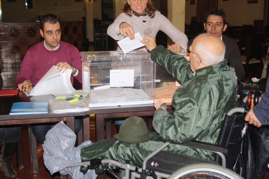 Un ciudadano ejerce su derecho al voto en el Hogar del Pensionista.