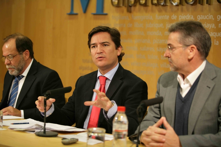 El diputado de Medio Ambiente, rodeado de los alcaldes de Benaoján y Montejaque.