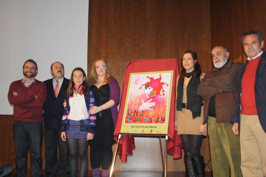 Las reinas, el pregonero y el autor del cartel, junto a representantes municipales y el presidente de la Asociación Cultural Carnavalesca.