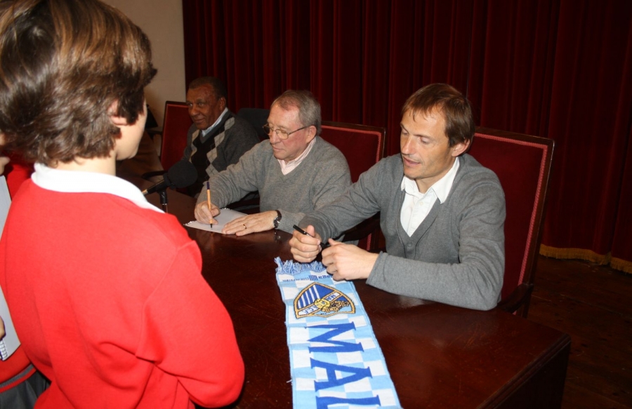 El ex guardameta del F.C. Barcelona y Málaga C.F., Francesc Arnau, firmando autógrafos a los escolares del Colegio Juan de la Rosa.