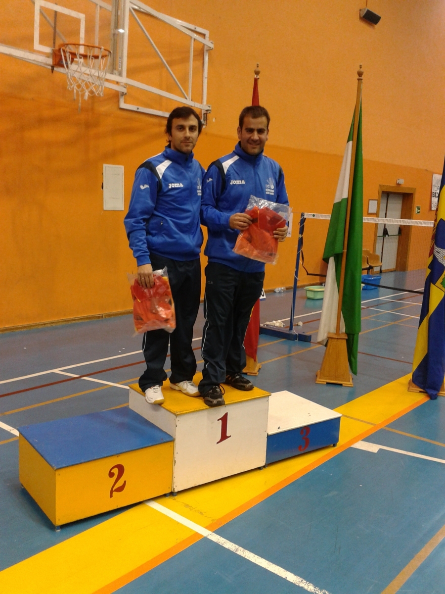 David Sierra y José A. Rojas en el podium en el Encuentro Internacional de Bádminton Veterano de Alhaurín de la Torre.