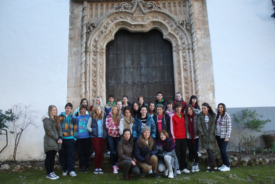 Jóvenes de intercambio en el pórtico del Convento de San Francisco.