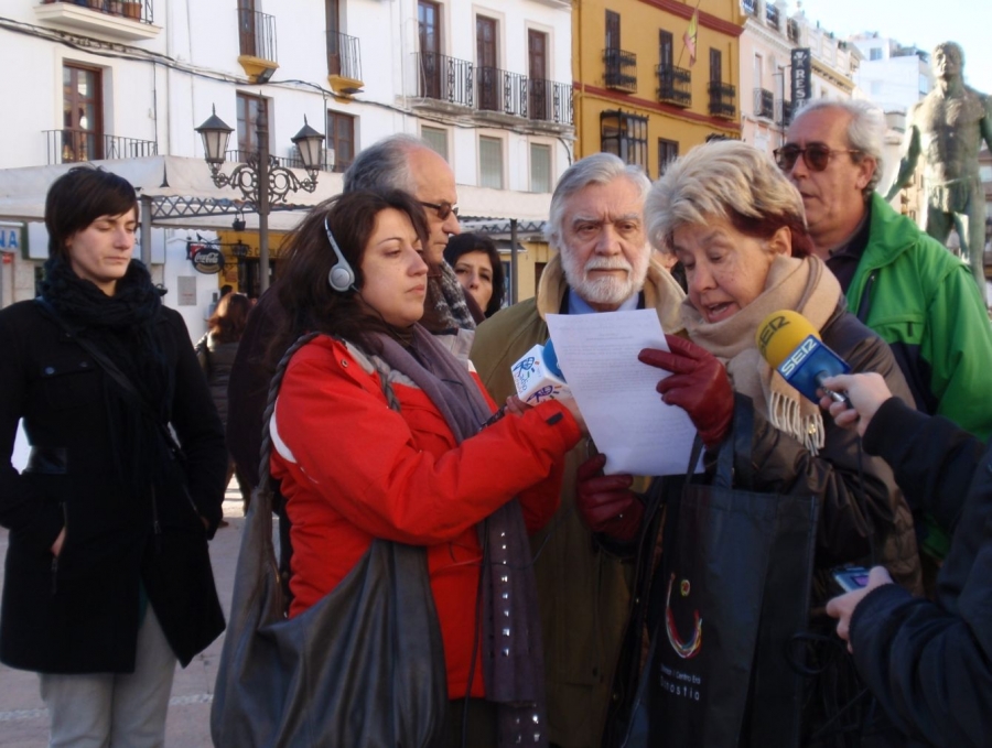 Victoria Sendón, representante del Observatorio de Práctica Política de Ronda, durante la lectura de comunicado.