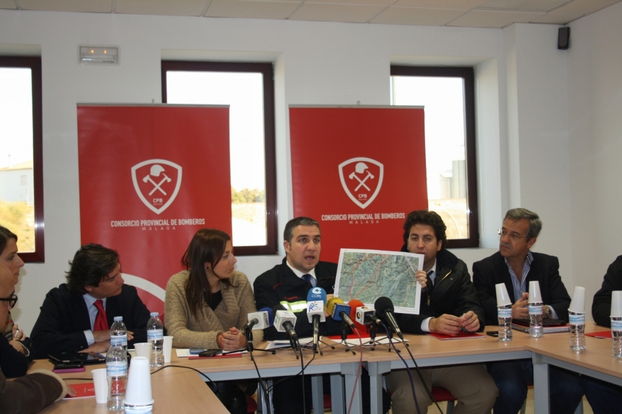 El presidente de la Diputación Provincial ha presentado el plan de reforestación para la zona afectada por el incendio.