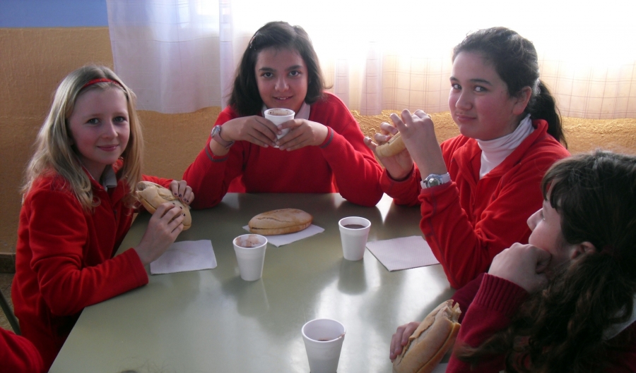 Se han utilizado 660 molletes de pan, aceite oliva virgen extra, leche y chocolate sin gluten.