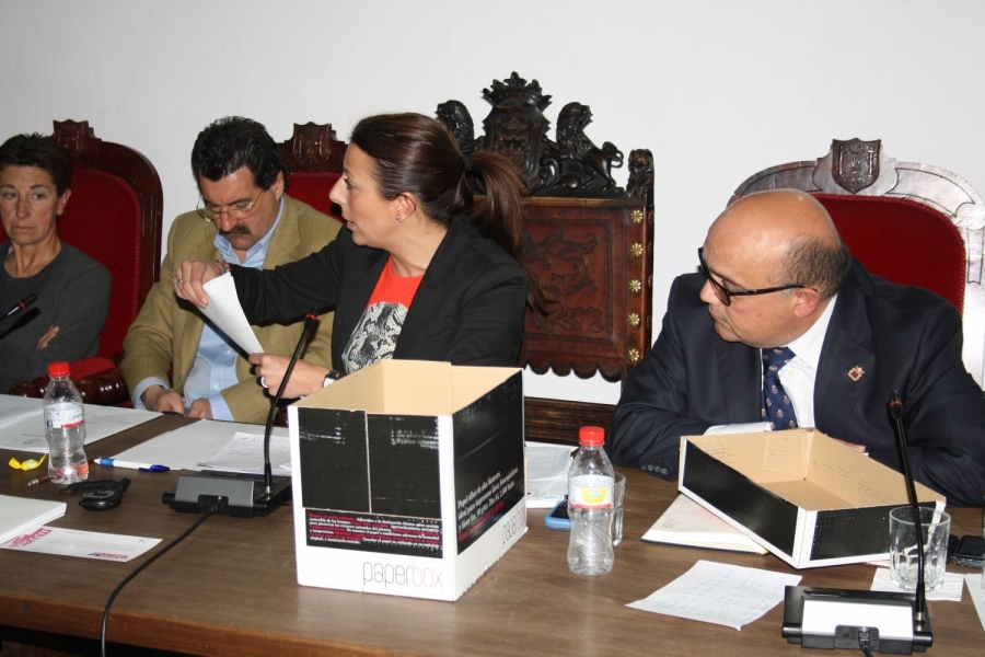 Momento en que María de la Paz Fernández muestra a la oposición facturas pendientes de pago del anterior equipo de gobierno.