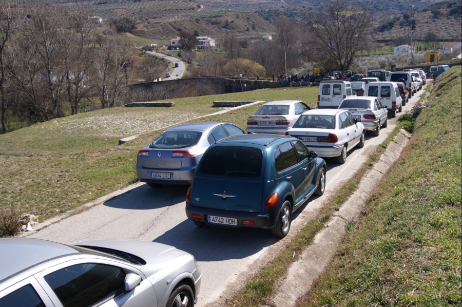 Concentración de los vecinos de El Burgo, que exigen a la Diputación una solución a los problemas de acceso a la localidad.