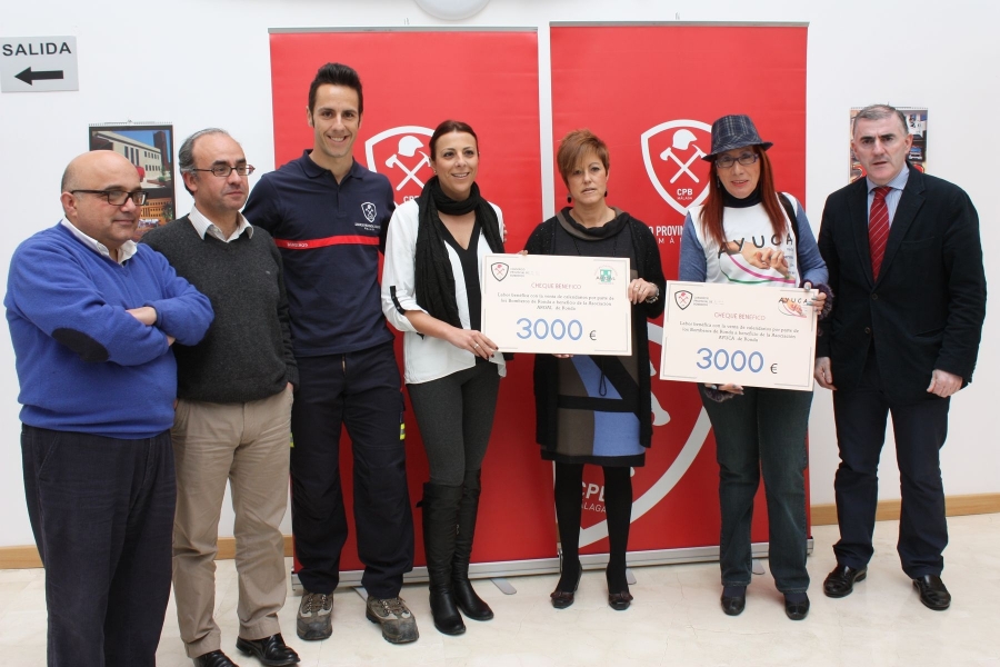La Alcaldesa y el gerente del Consorcio Provincial de Bomberos han sido los encargados de entregar los cheques.