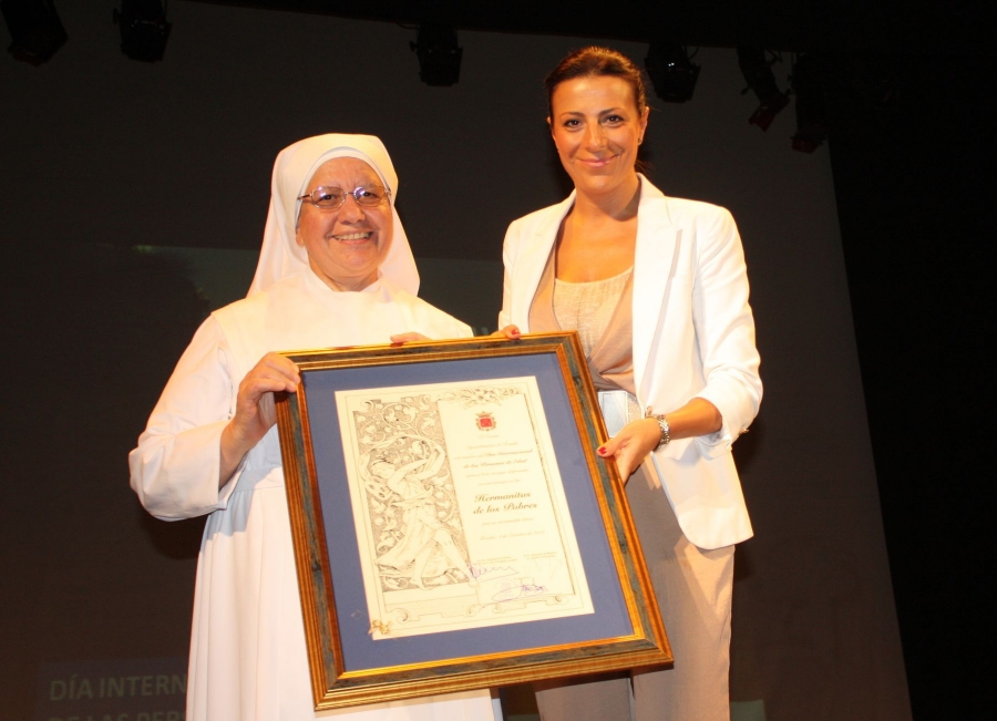 Entrega del reconocimiento a la congregación de las Hermanitas de los Pobres.