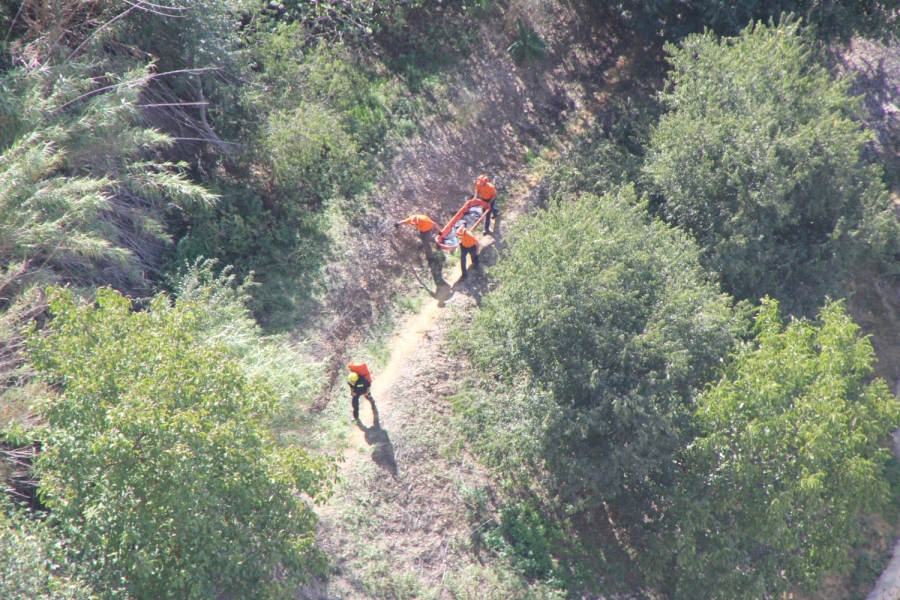Efectivos del Parque de Bomberos de Ronda se dirigen hacia el lugar donde aparecía el cuerpo sin vida.
