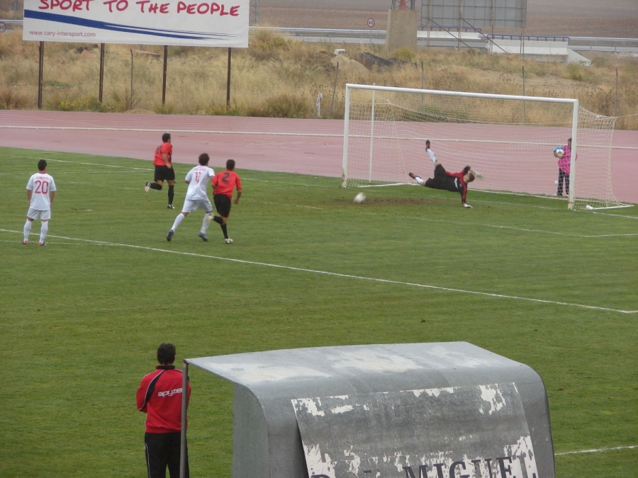 El visitante Chupi erró un penalti en los primeros minutos del choque.