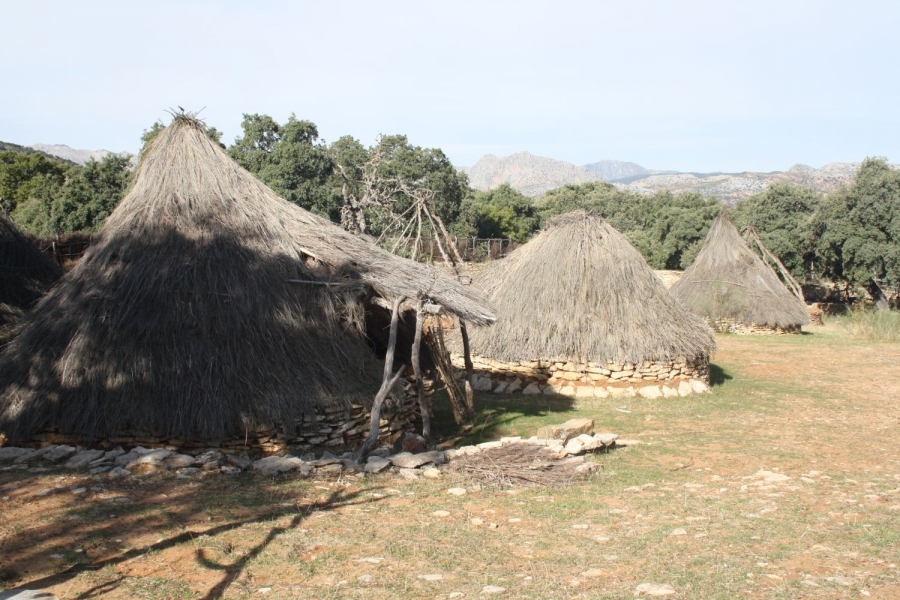 Recreación de un poblado de la Prehistoria en Algaba de Ronda.