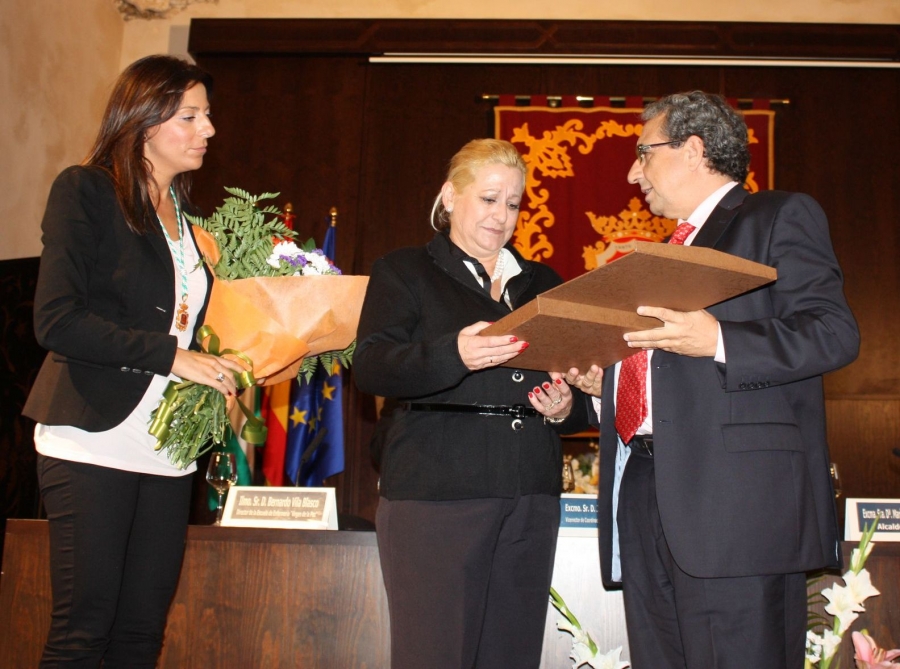 Aurora González, viuda del profesor Sánchez Carrillo, recibió una placa.