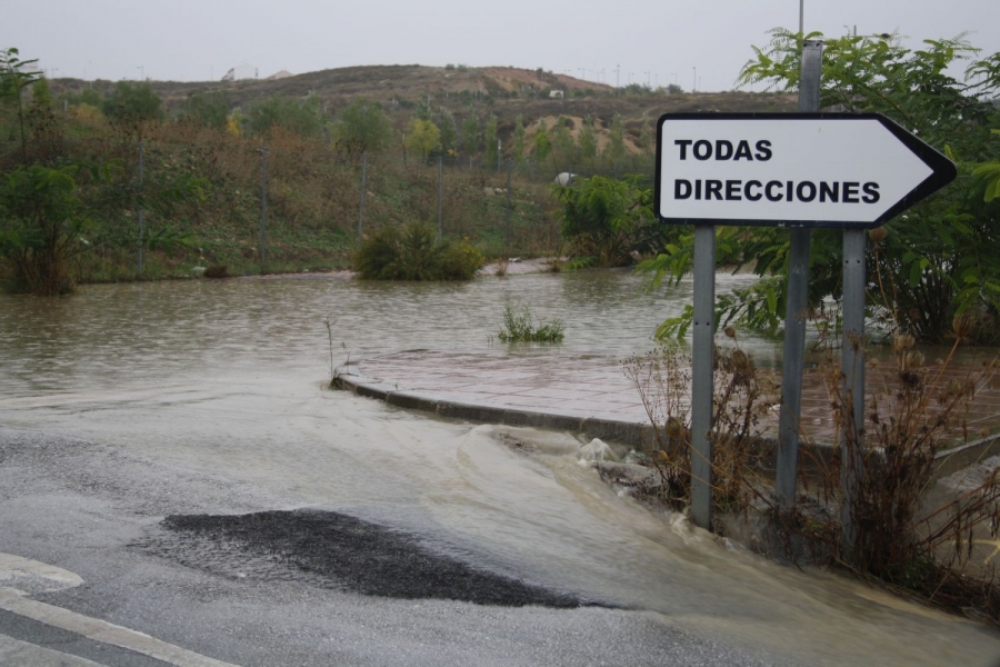 El agua acumulada ha provocado el corte al tráfico del vial entre la barriada de Padre Jesús y la Cruz de San Jorge.