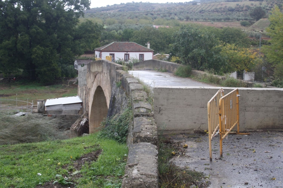 El puente constituye uno de los principales accesos del municipio.