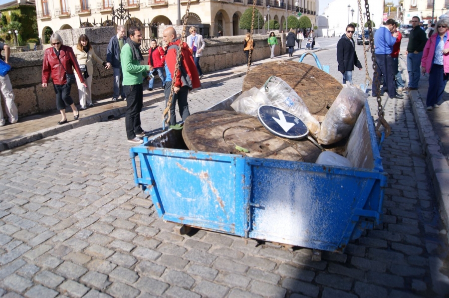 El Puente Nuevo se ha cortado al tráfico desde las 10:00 hasta las 13:00 horas.