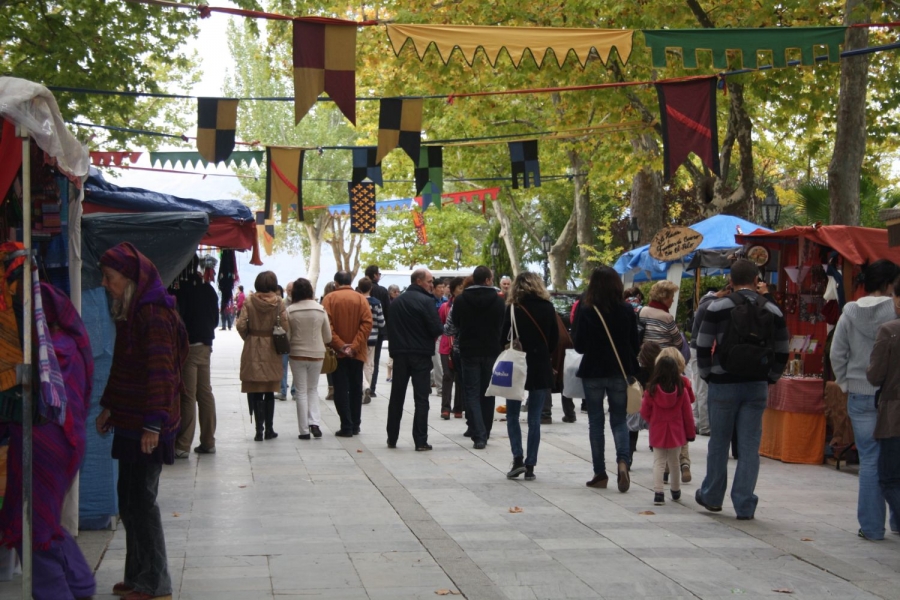Durante toda la mañana cientos de personas han pasado por el Mercado Medieval.