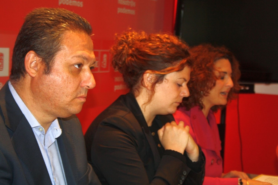 Enrique Benítez, a la izquierda, durante la rueda de prensa celebrada esta mañana.