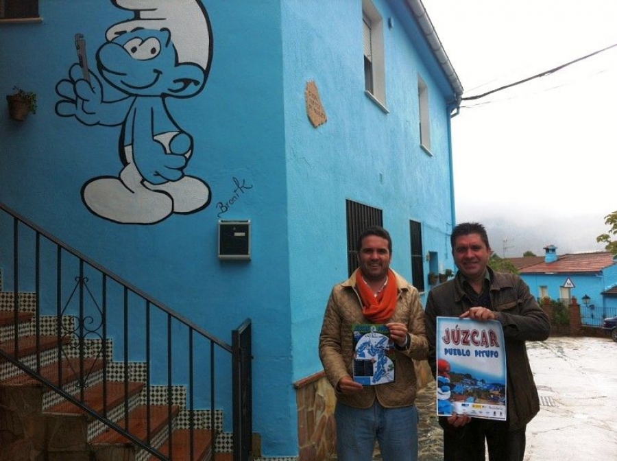 El diputado de Turismo, Jacobo Florido, ha visitado hoy Júzcar acompañado de su alcalde, David Fernández.