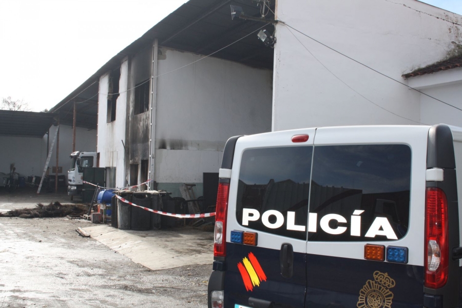 Varios efectivos de la Policía Científica se han personado hoy en las instalaciones de SOLIARSA para investigar las causas del siniestro.