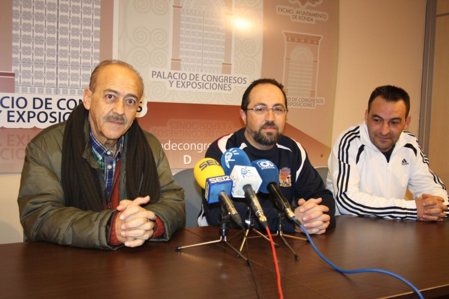 El concejal Vicente Becerra, junto a Fernando Ayala y Antonio Pinzón, representantes de la Asociación de Belenistas.