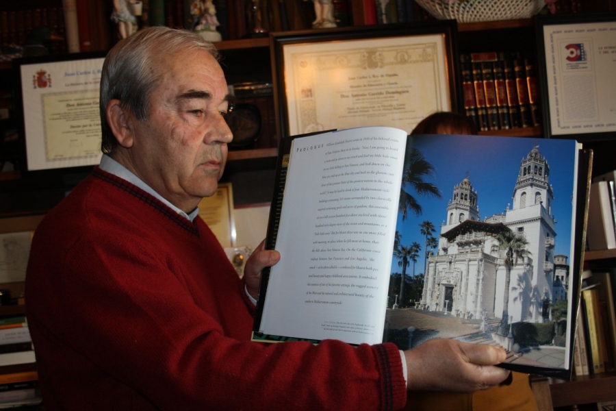 El escritor rondeño Antonio Garrido, mostrando una ilustración del Castillo de Hearst.