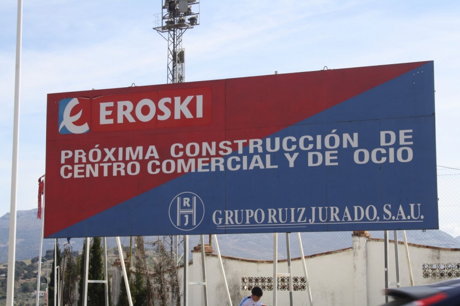 El anterior centro comercial incluía además los terrenos del estadio Municipal de Deportes.