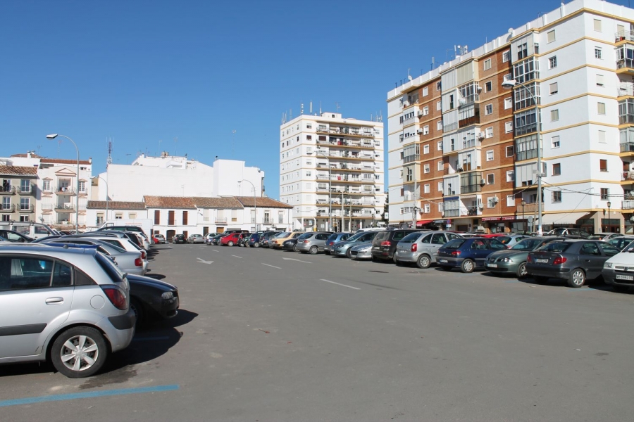 El aparcamiento dispone de 174 plazas, cuatro de ellas reservadas para personas con discapacidad.