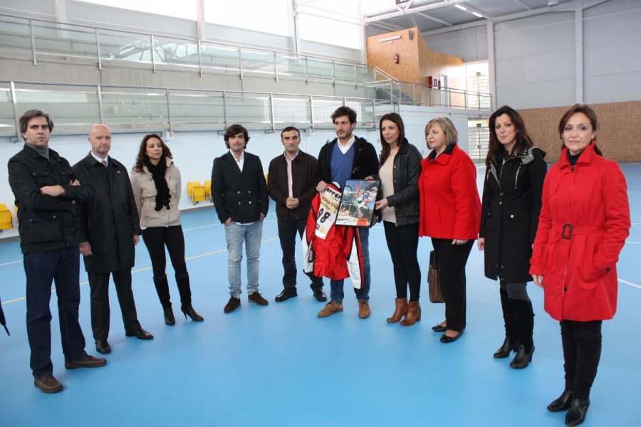 Óscar y Samuel, hijos de Cristóbal Guerrero, junto a representantes del equipo de gobierno.
