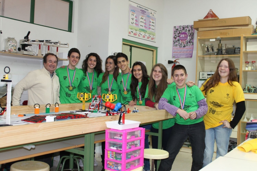 Imagen de los alumnos del IES Rodríguez Delgado que el domingo lograron el primer premio provincial en el Parque Tecnológico de Málaga.