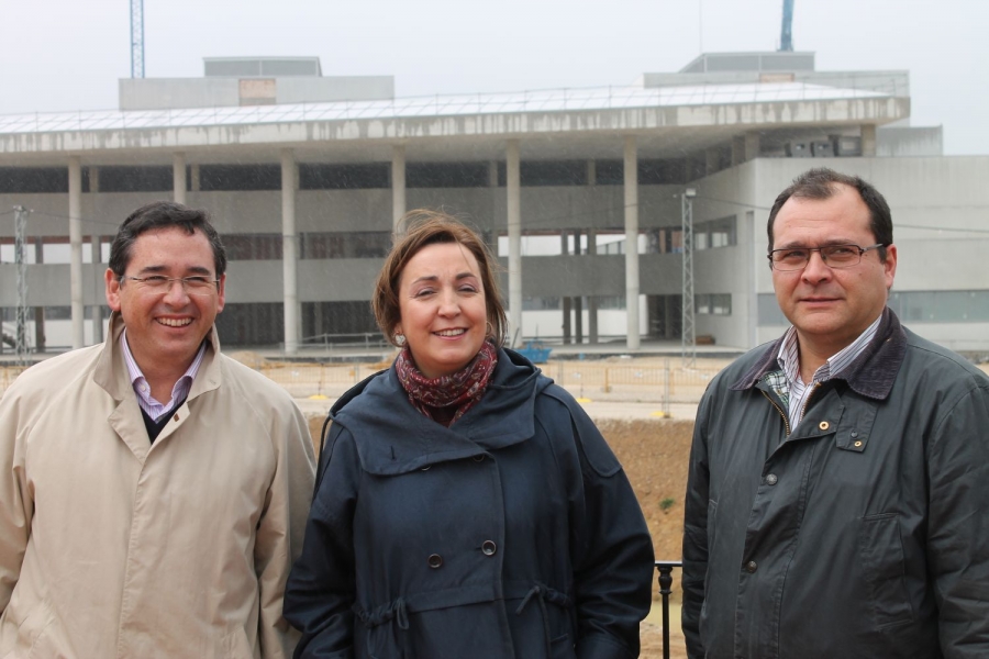 La portavoz de Sanidad del PP-A, Ana Corredera, junto a sus compañeros de partido Daniel Castilla y Juan de Dios Barba.