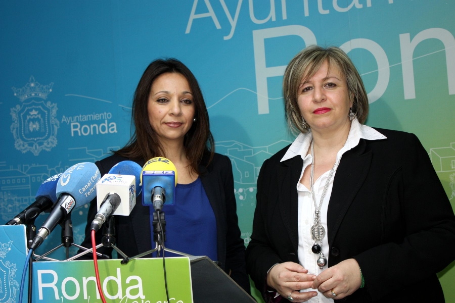 La consejera delegada de SOLIARSA, Isabel María Barriga, y la concejal de Bienestar Social, Concha Muñoz.