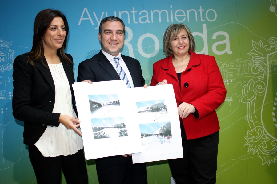 Elías Bendodo compareció junto a la alcaldesa y la primera teniente de alcalde.