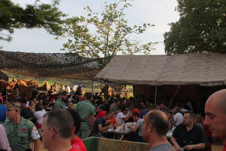 Unas 2.500 personas disfrutaron ayer de la cena de la pasta en la Alameda del Tajo.