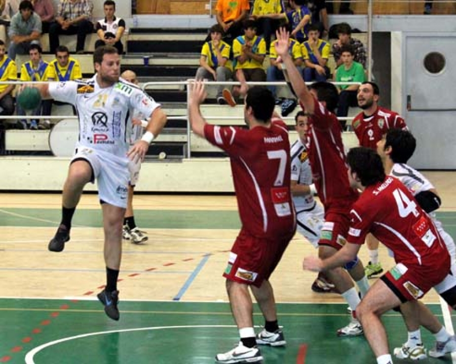 El rondeño, en una acción del partido ante el Balonmano Alcobendas.