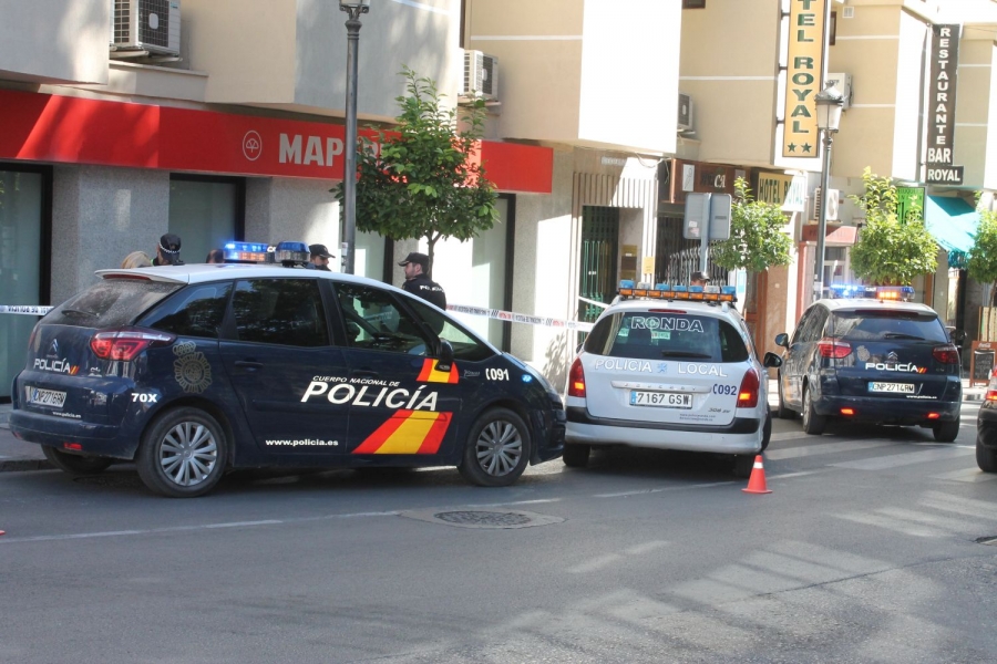 Los efectivos policiales cortaron un sentido de circulación mientras se procedía al levantamiento del cadáver.