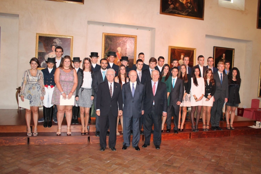 Imagen de todos los premiados y becados por la Real Maestranza de Caballería de Ronda.