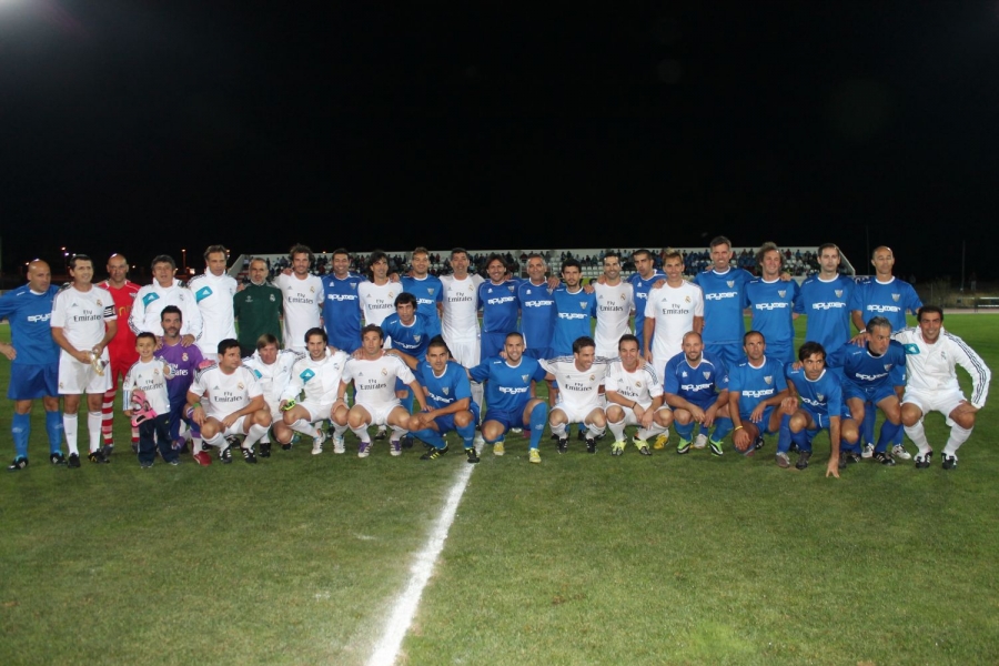 Ambos equipos posaron en el terreno de juego antes del pitido inicial.