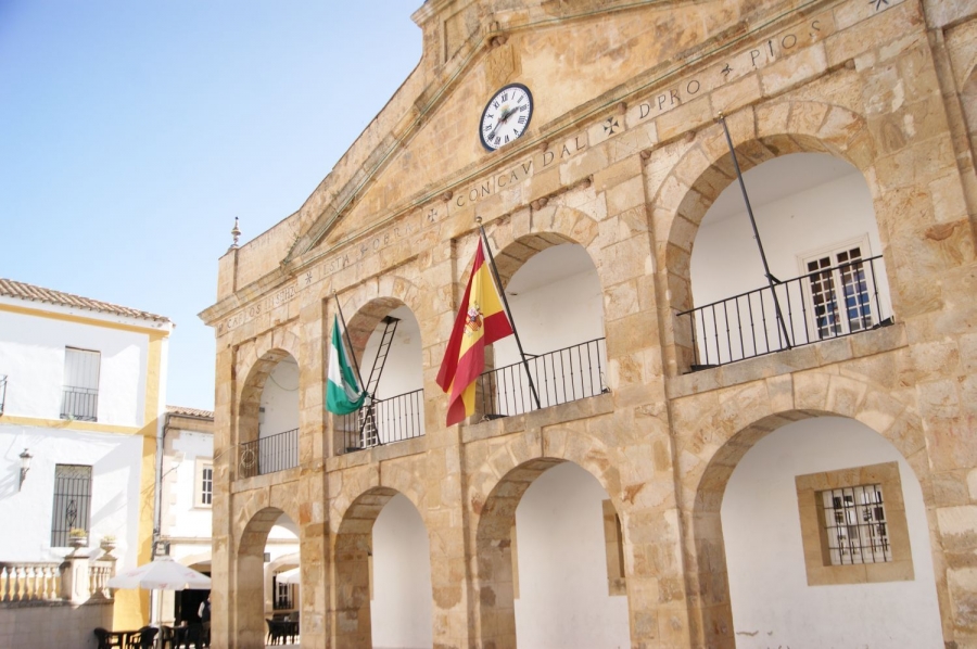 Fachada del Consistorio tras ser retirada la bandera.
