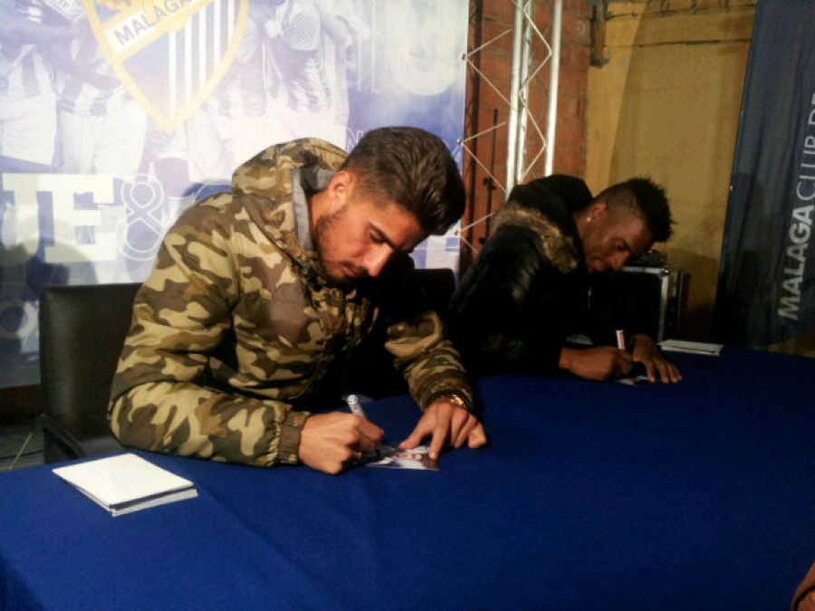 Samu García y Eliseu, firmando autógrafos en el polideportivo El Fuerte.