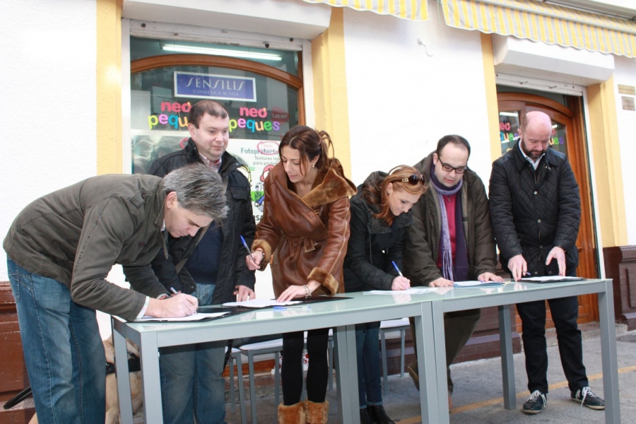 Todos los grupos políticos municipales han unido sus fuerzas para que la Junta reaccione y finalice las obras de los nuevos accesos a la ciudad.