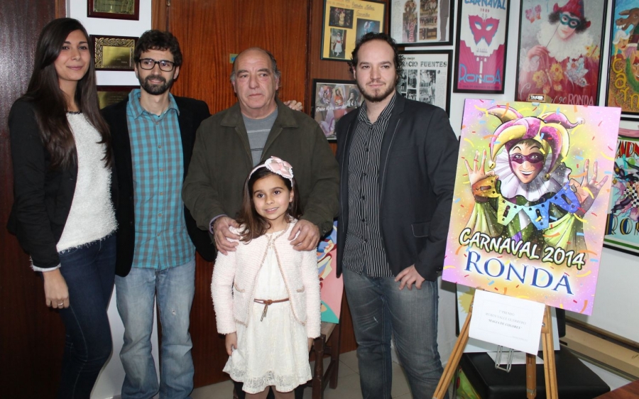 Las Reinas, el pregonero y el autor del cartel, junto al presidente de la Asociación Cultural Carnavalesca, Miguel Berrocal.