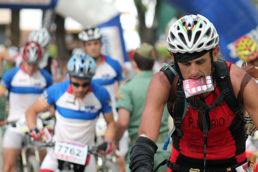 Uno de los ciclistas, antes de sellar su pasaporte en la llegada a meta.