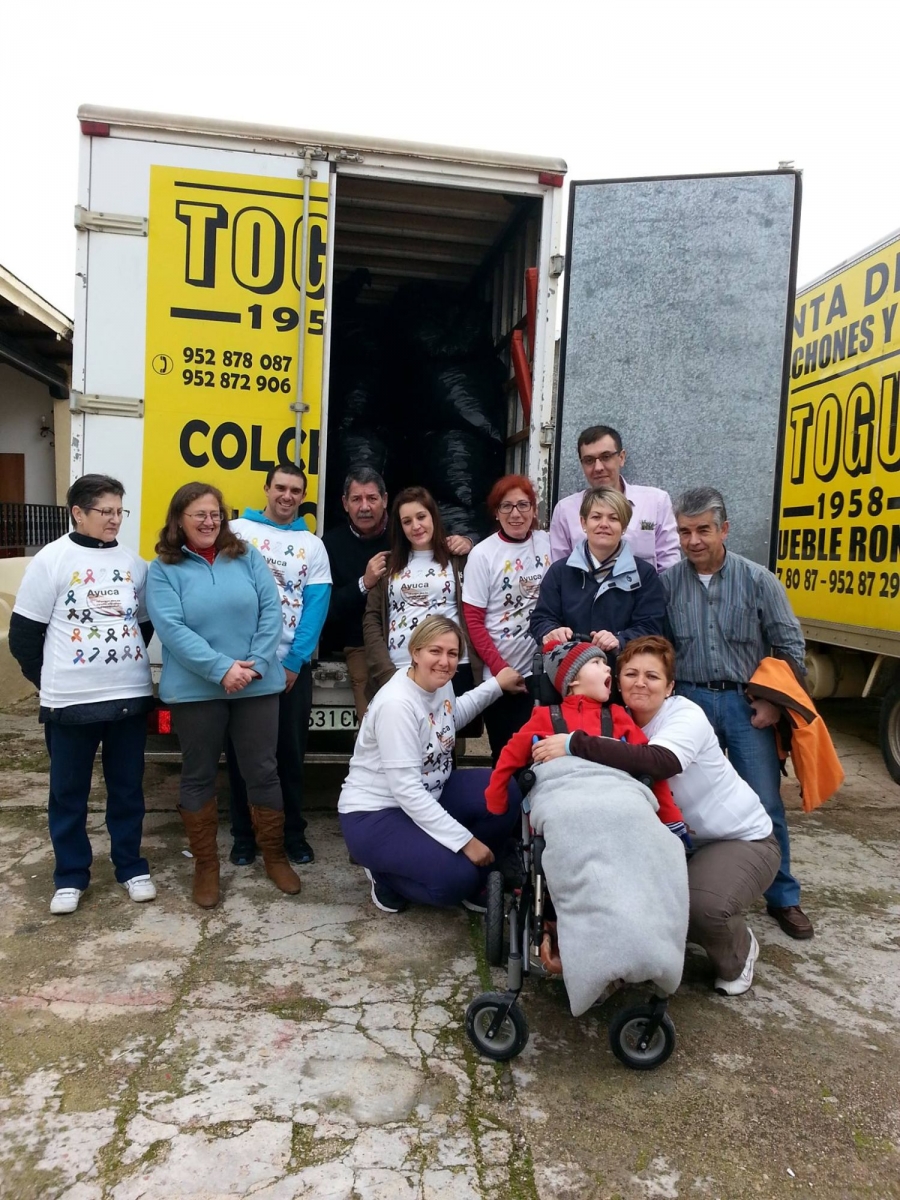 Voluntarios de AYUCA junto al pequeño Juan.