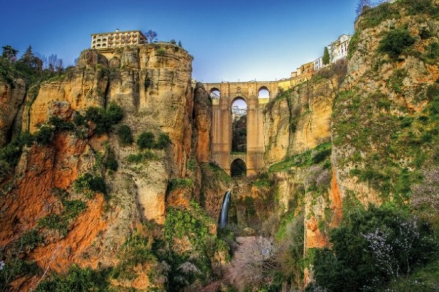 El portal web ha usado como imagen de Ronda el emblemático Puente Nuevo.