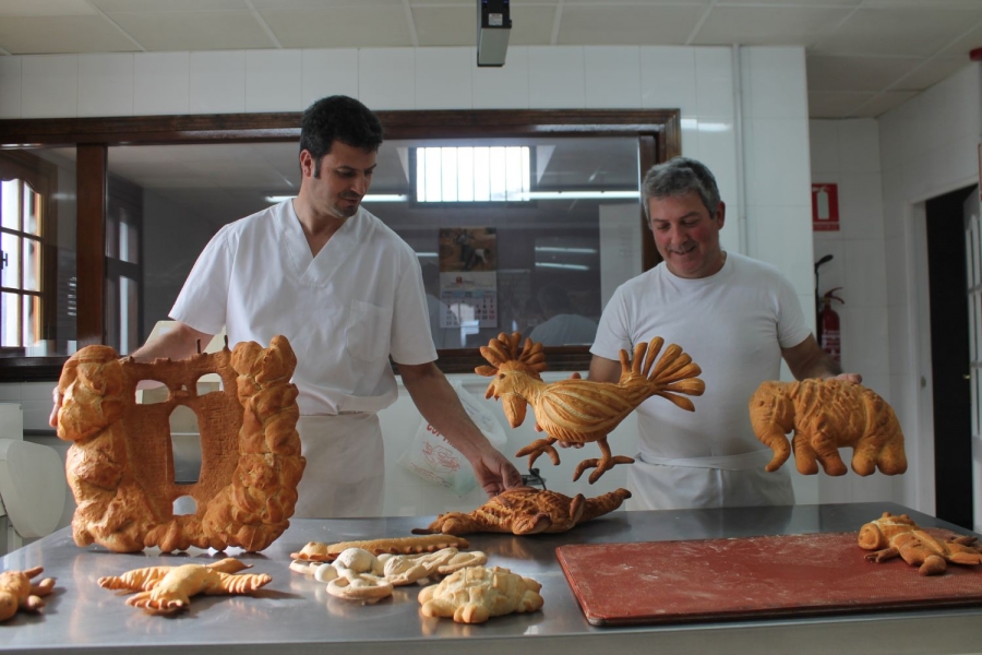 Los hermanos Miguel y Salvador González mostrando su producto.