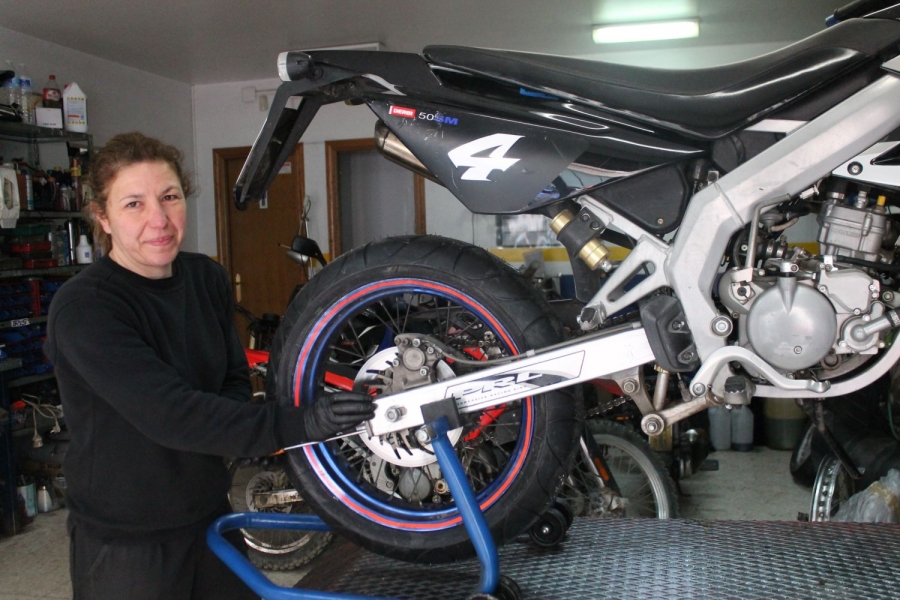 María José Díaz reparando la moto de su hijo.